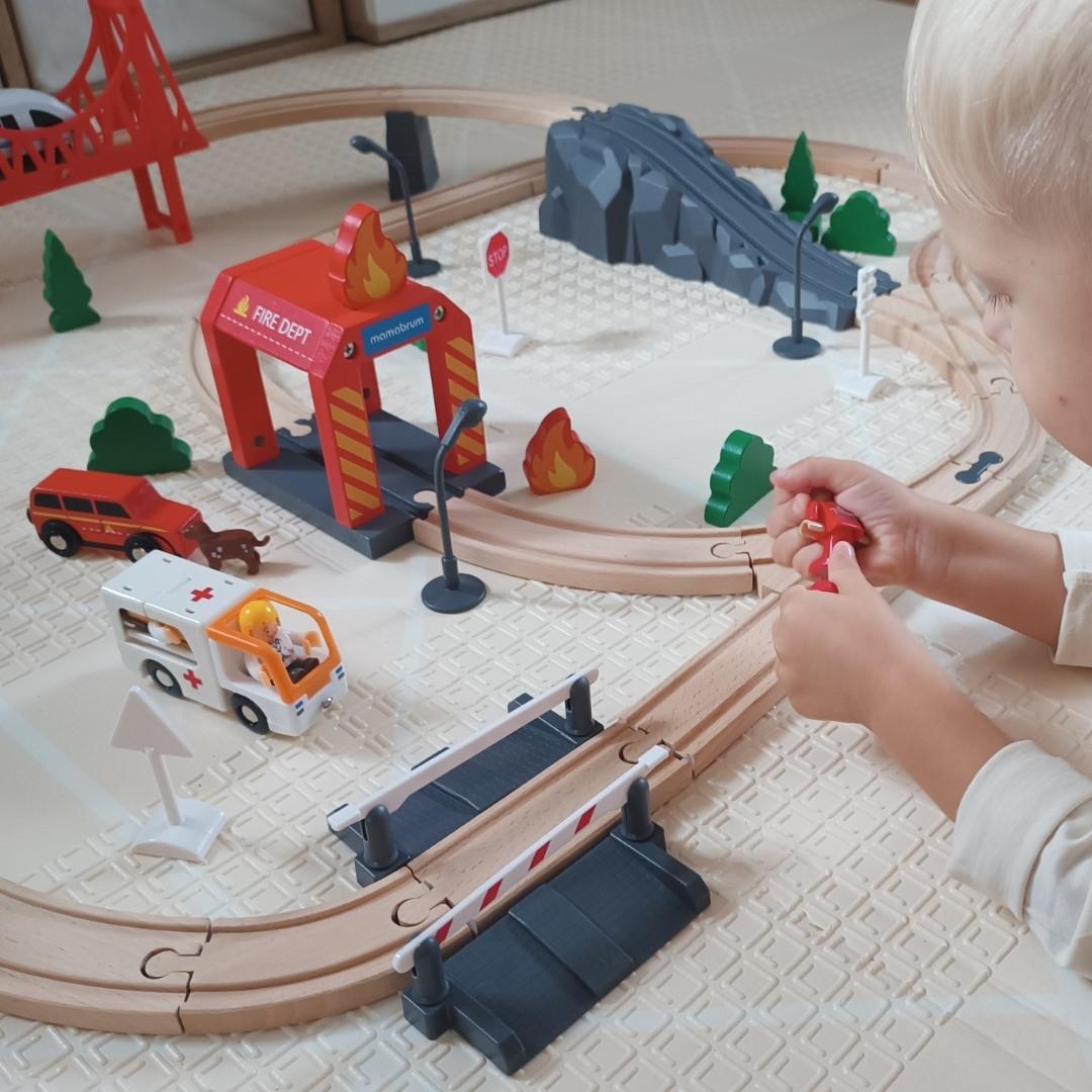 Holzeisenbahn, batteriebetriebener Zug – Feuerwehr, Gleise, Autos, Brücken, Schranke