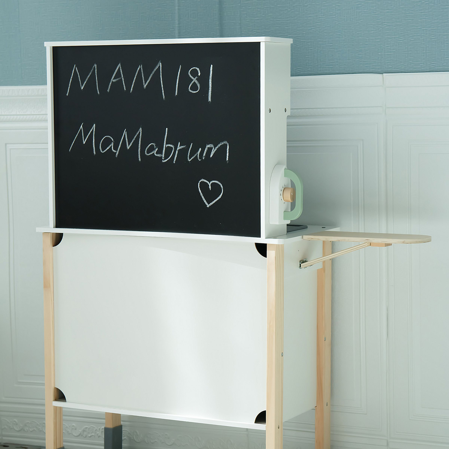 Interaktive Küche mit Waschmaschine, Geschirrspüler und Kreidetafel