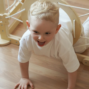 Indoor-Spielplatz aus Holz für Kinder – ein Haus mit Leitern und Rutsche